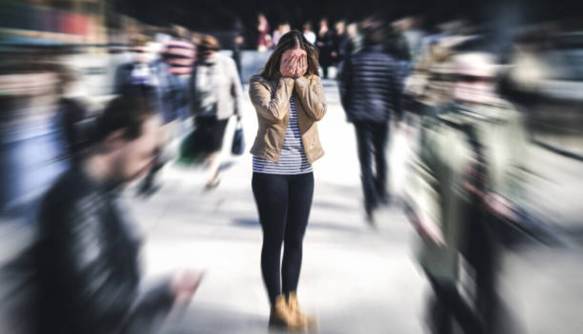 anxiety-therapy-new-york-overwhelmed-woman-crowd